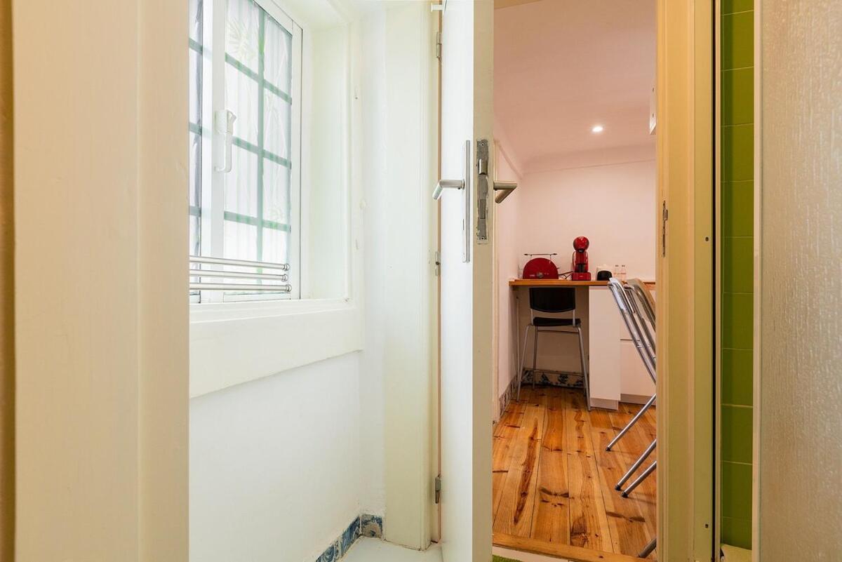 Attic Apartment With Balcony In Bairro Alto Lisboa Екстериор снимка