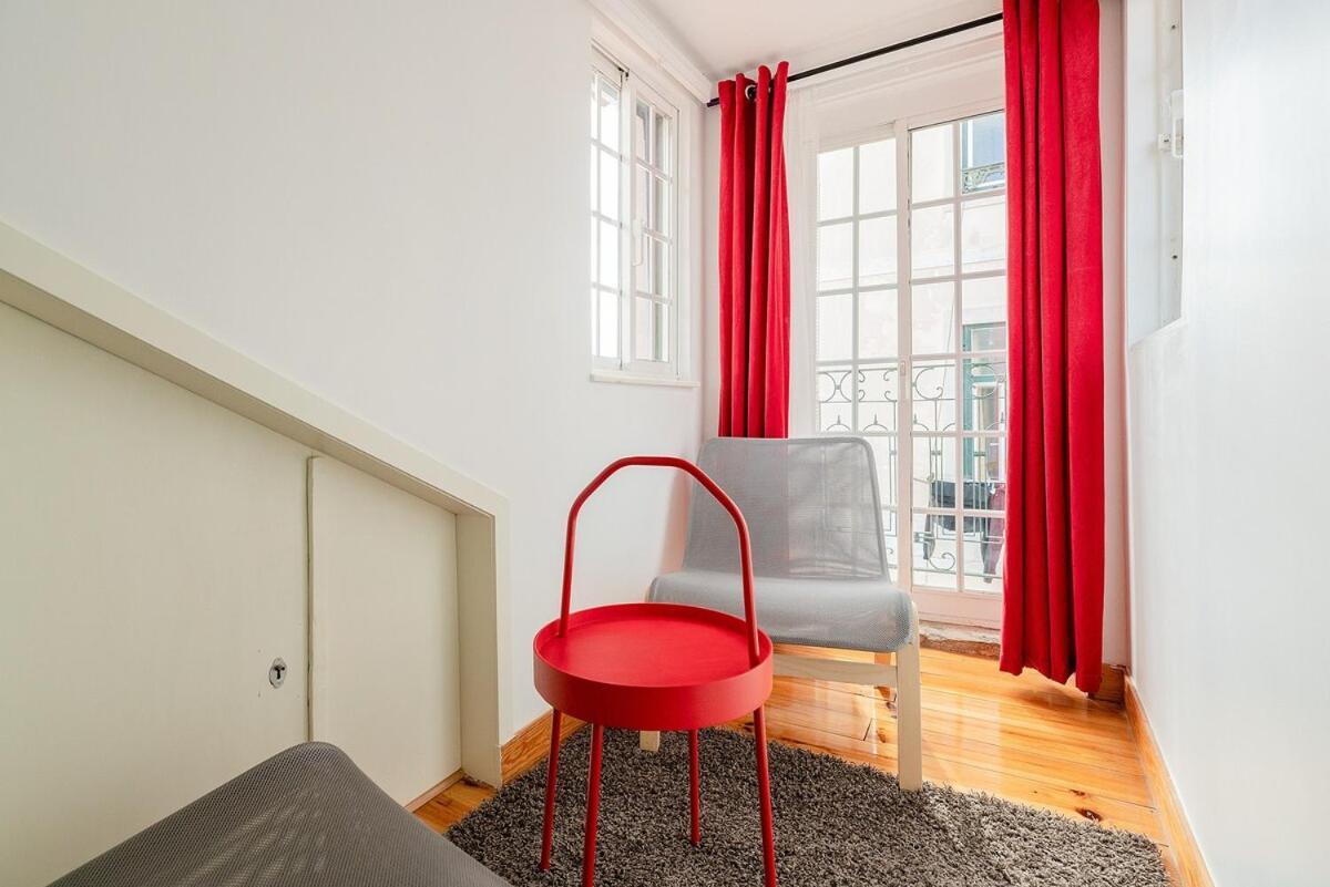 Attic Apartment With Balcony In Bairro Alto Lisboa Екстериор снимка
